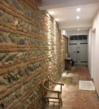 Éclairage de couloir réalisé lors d’une rénovation électrique