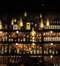Éclairage décoratif d’un bar à Toulouse avec ampoules suspendues