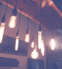 Suspensions avec ampoules décoratives dans une salle à manger à Cugnaux