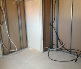 Passage des gaines électriques dans les cloisons d’une maison neuve à Frouzins
