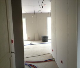 Câblage électrique en cours dans une maison neuve à Frouzins