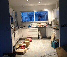 Cuisine terminée avec éclairage encastré dans une maison neuve à Frouzins