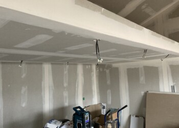 Installation électrique sous mezzanine après pose du placo à Saint-Hilaire