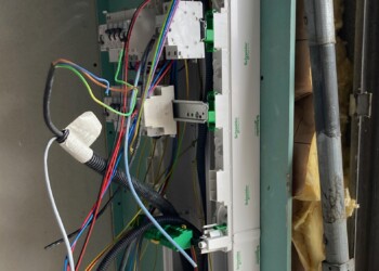 Travaux en cours sur un tableau électrique à Saint-Hilaire