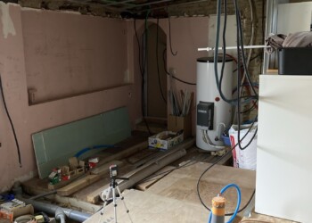 Début des travaux électriques d’une salle de bain en rénovation