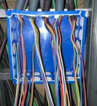 Boîte de dérivation avec câblage électrique et gaines