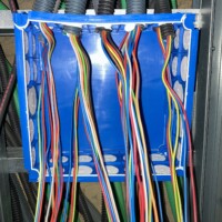 Boîte de dérivation avec câblage électrique et gaines