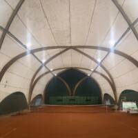 Éclairage LED d’un terrain de tennis couvert à Toulouse Blagnac